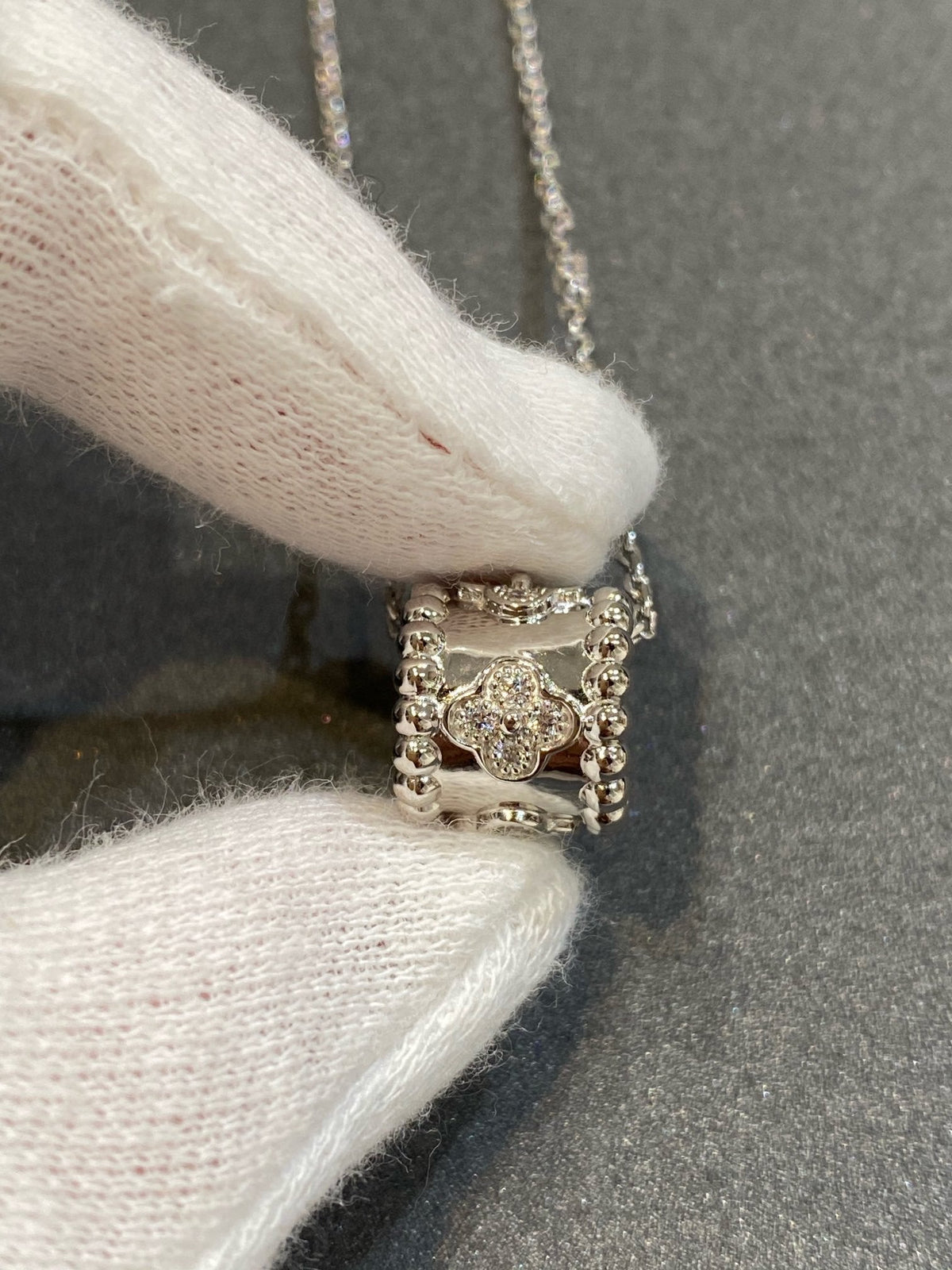 PERLEE PEDANT SIVLER DIAMOND NECKLACE