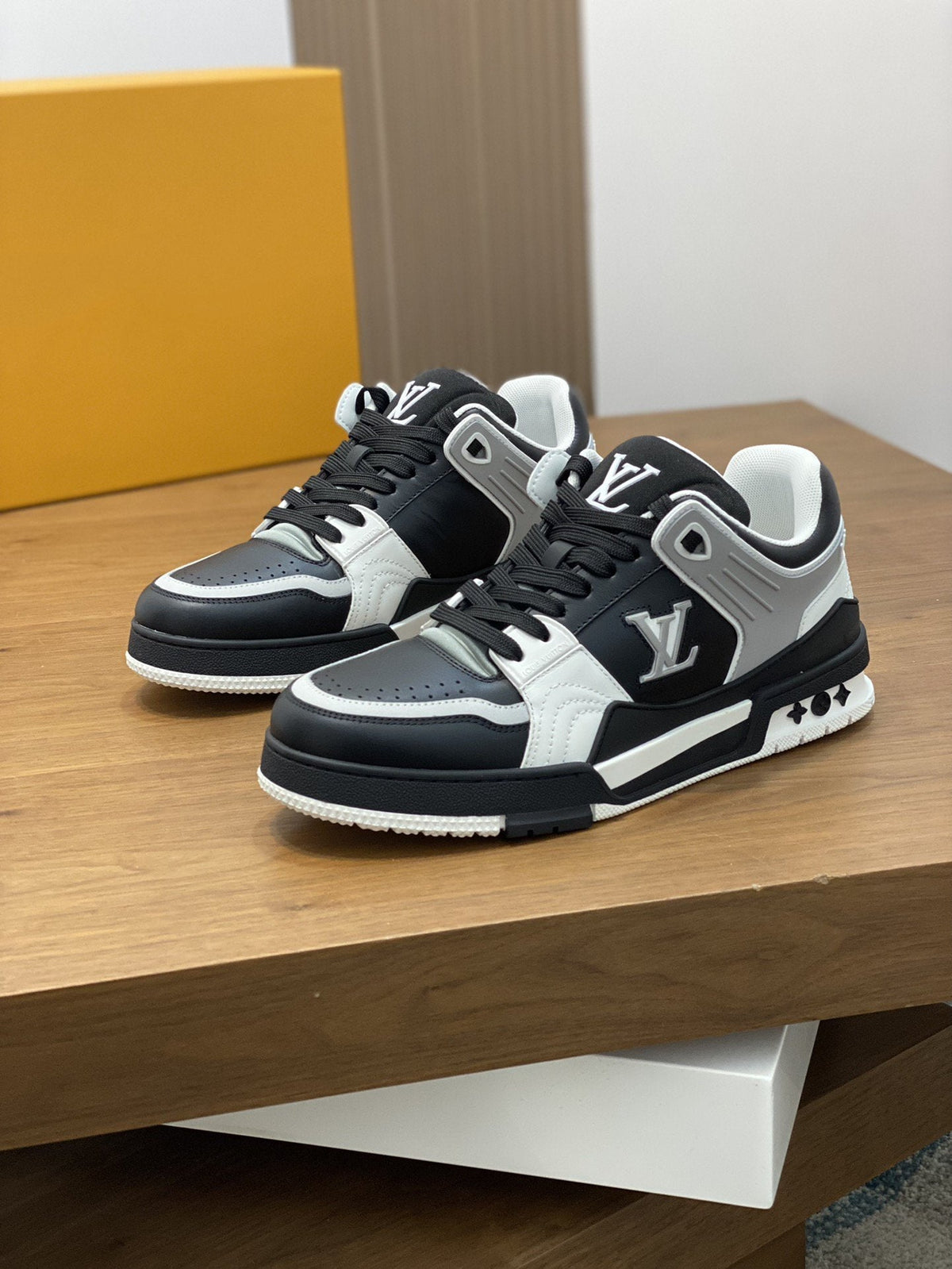 LV TRAINER  BLACK GREY SNEAKER