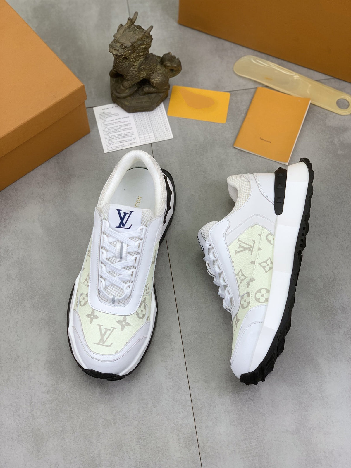 LV MONOGRAM SNEAKER WHITE BEIGE