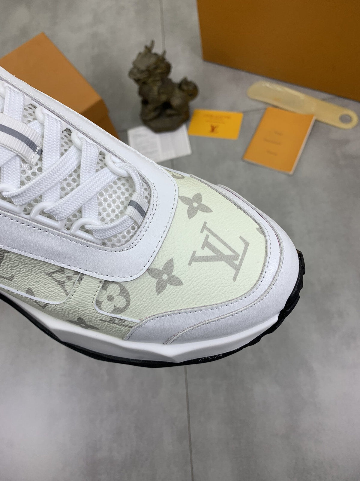 LV MONOGRAM SNEAKER WHITE BEIGE