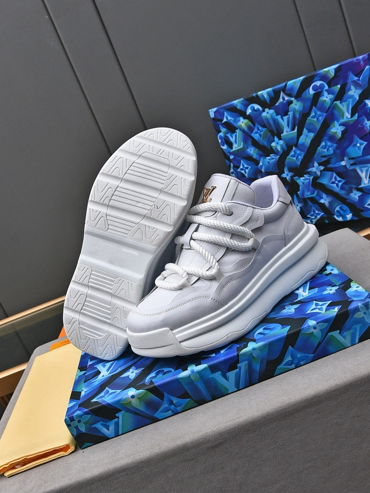 LV SNEAKERS WHITE LACE-UP