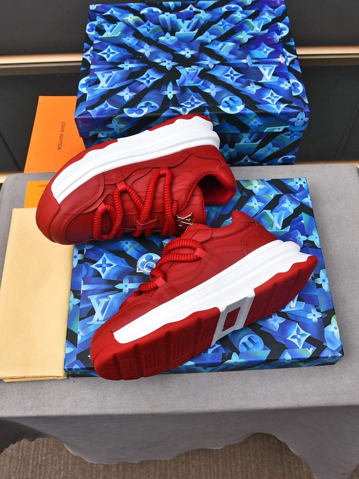 LV SNEAKERS RED LACE-UP