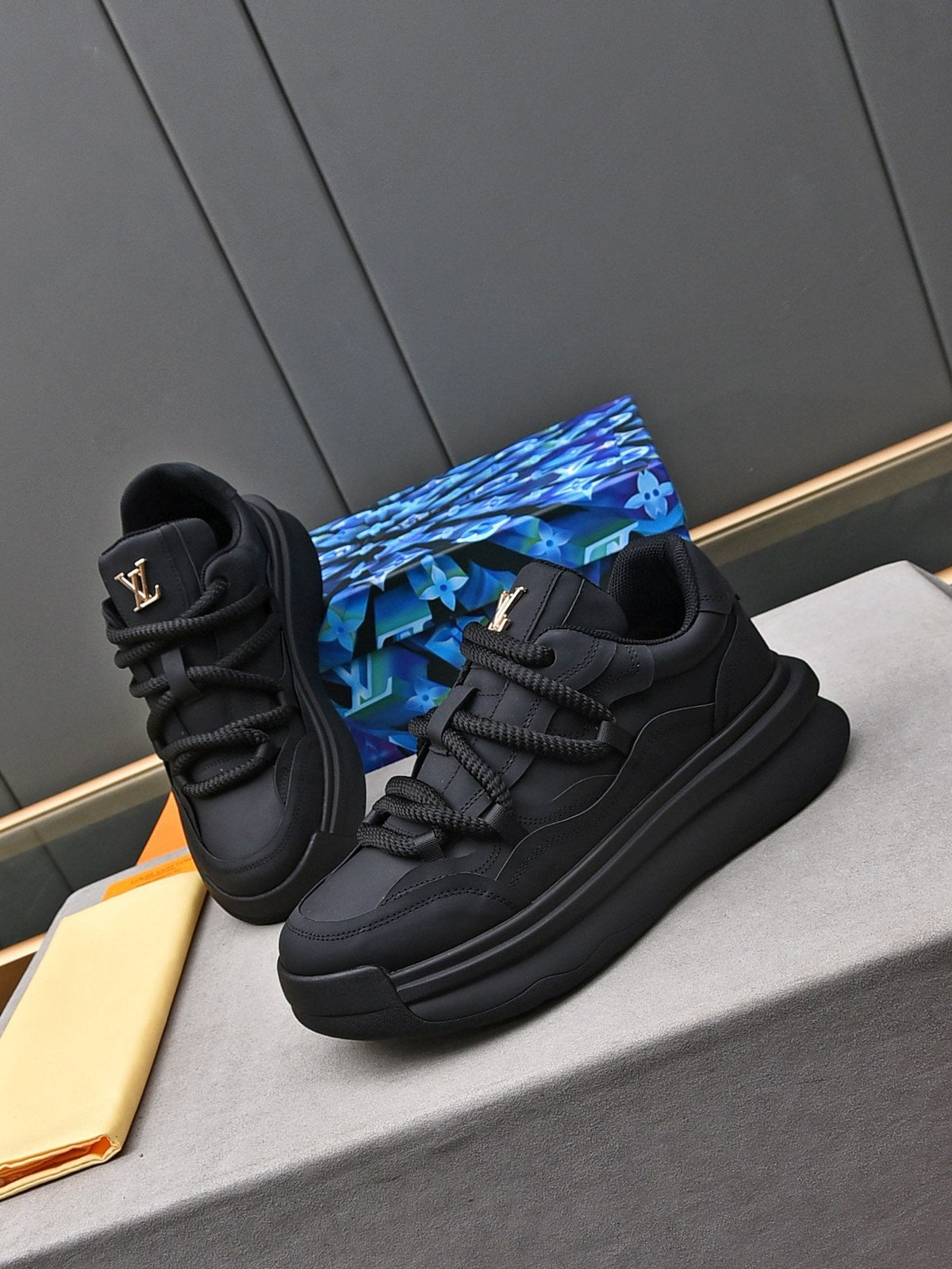 LV SNEAKERS BLACK LACE-UP