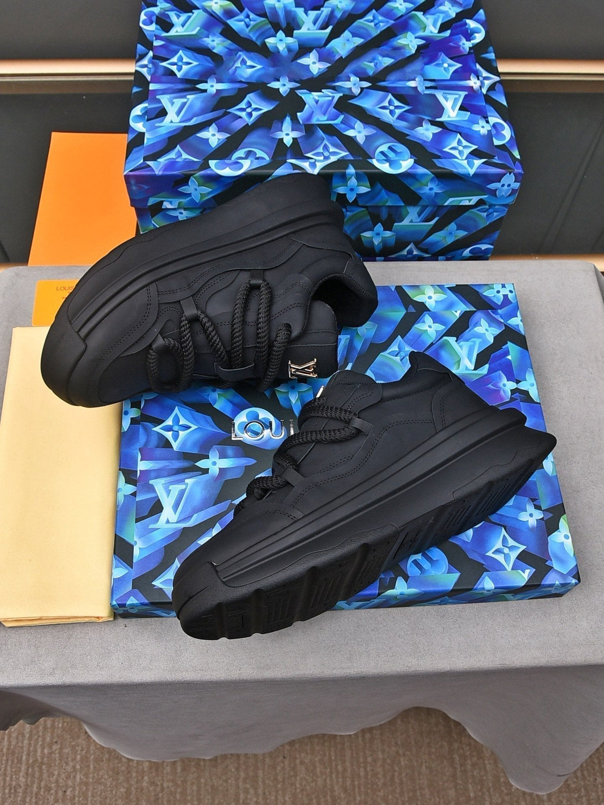 LV SNEAKERS BLACK LACE-UP