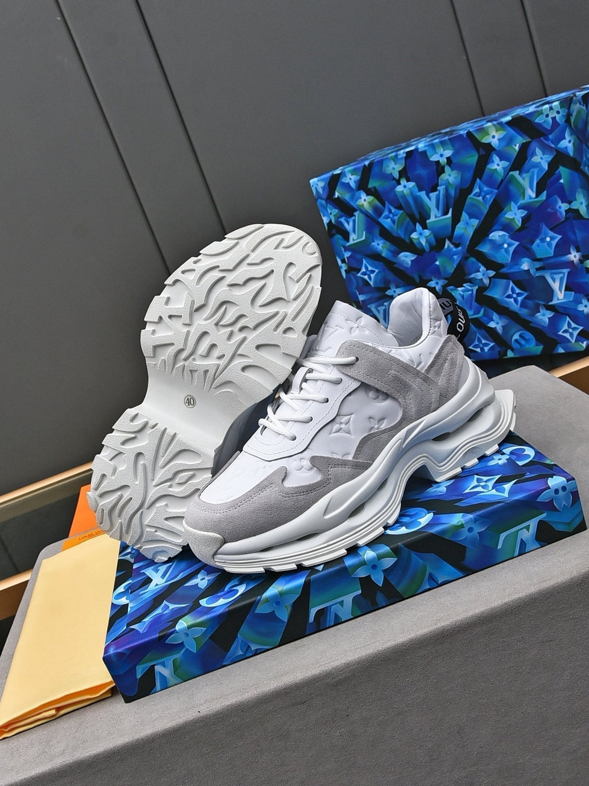 LV RUN SNEAKER WHITE GREY