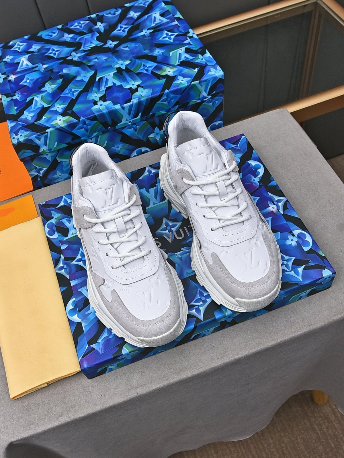 LV RUN SNEAKER WHITE GREY