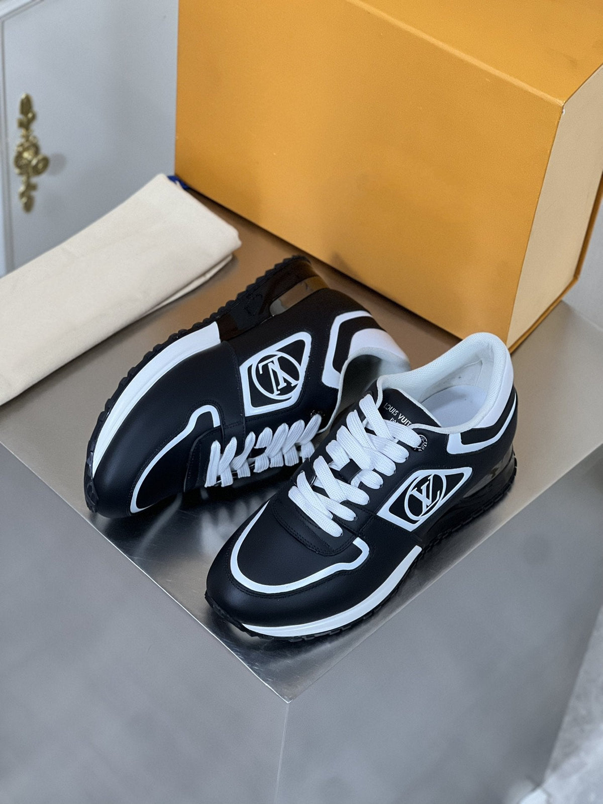 LV RUN AWAY BLACK SNEAKER