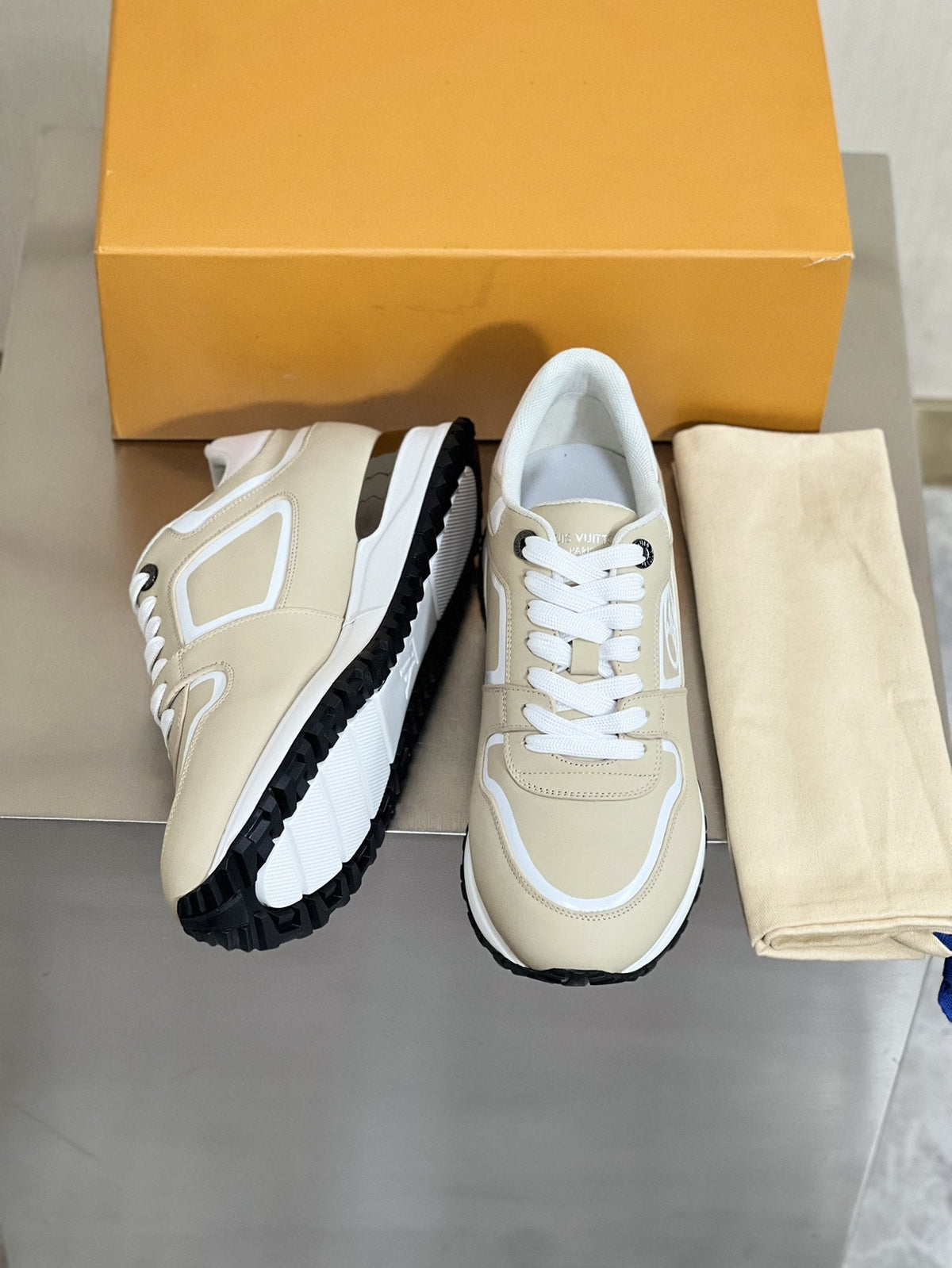 LV RUN AWAY BEIGE SNEAKER