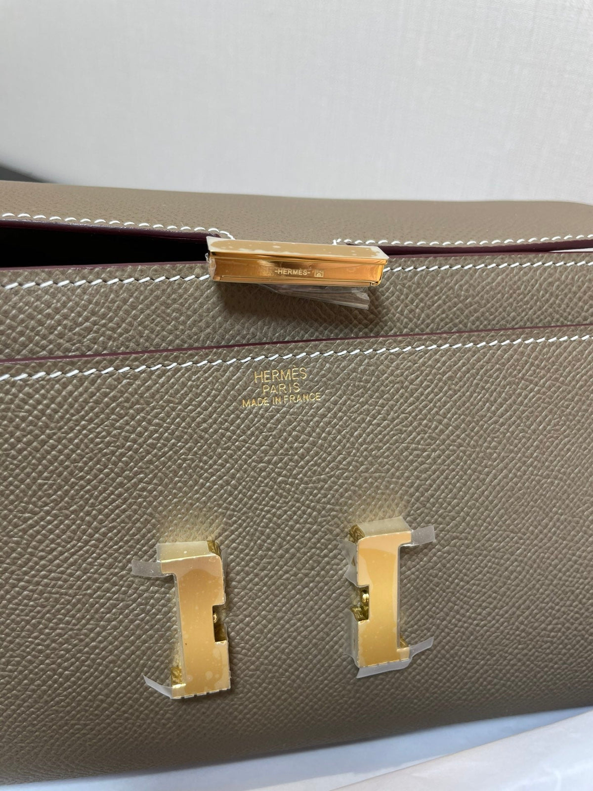 CONSTANCE TO GO 20.5 ETOUPE EPSOM GOLD HARDWARE