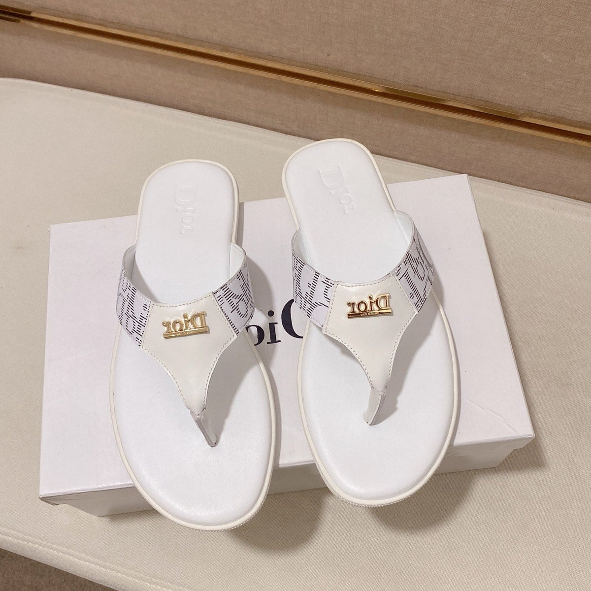 CD ALIAS THONG SANDAL WHITE CALFSKIN