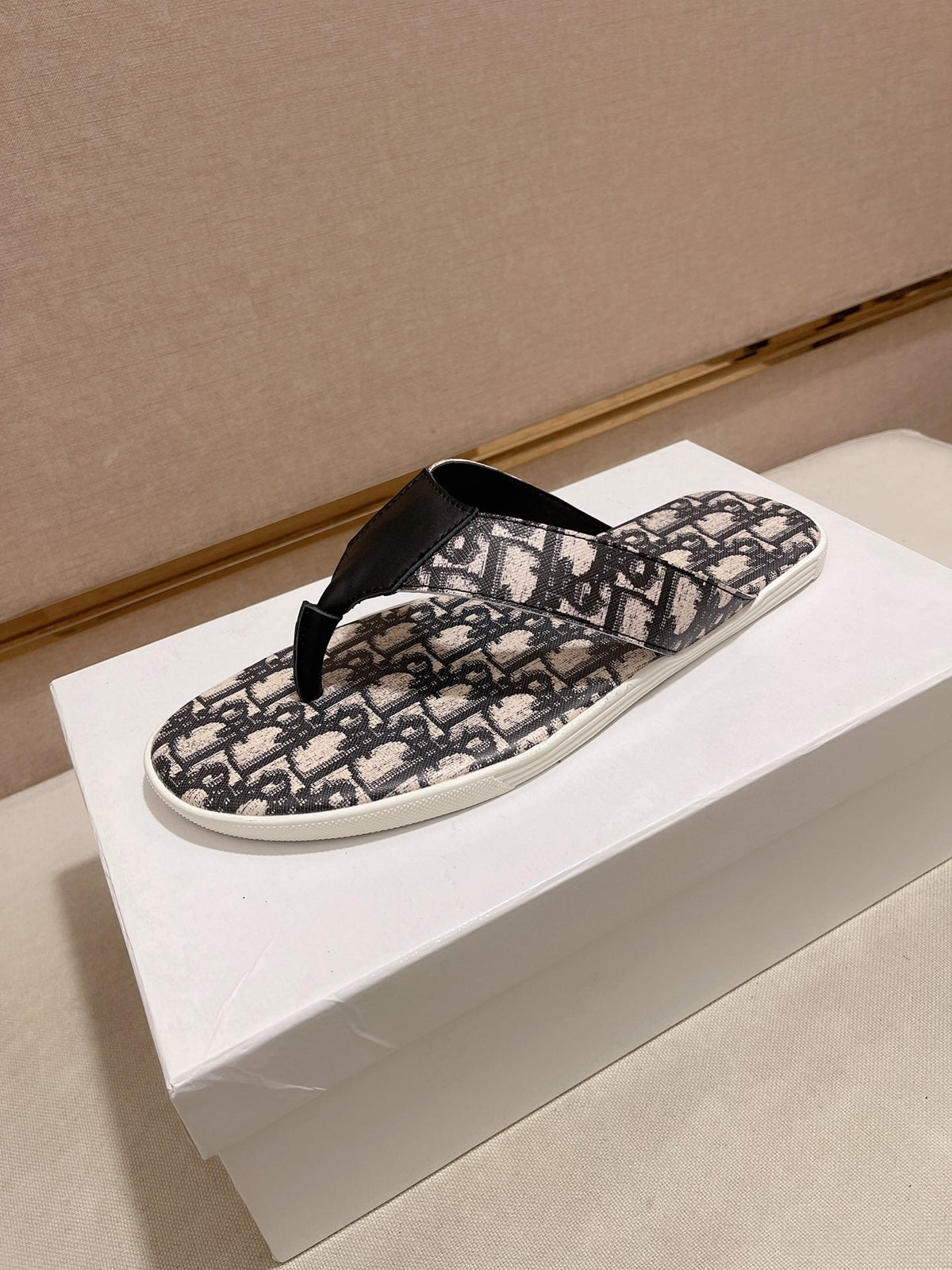 CD ALIAS THONG BLACK AND BEIGE JACQUARD