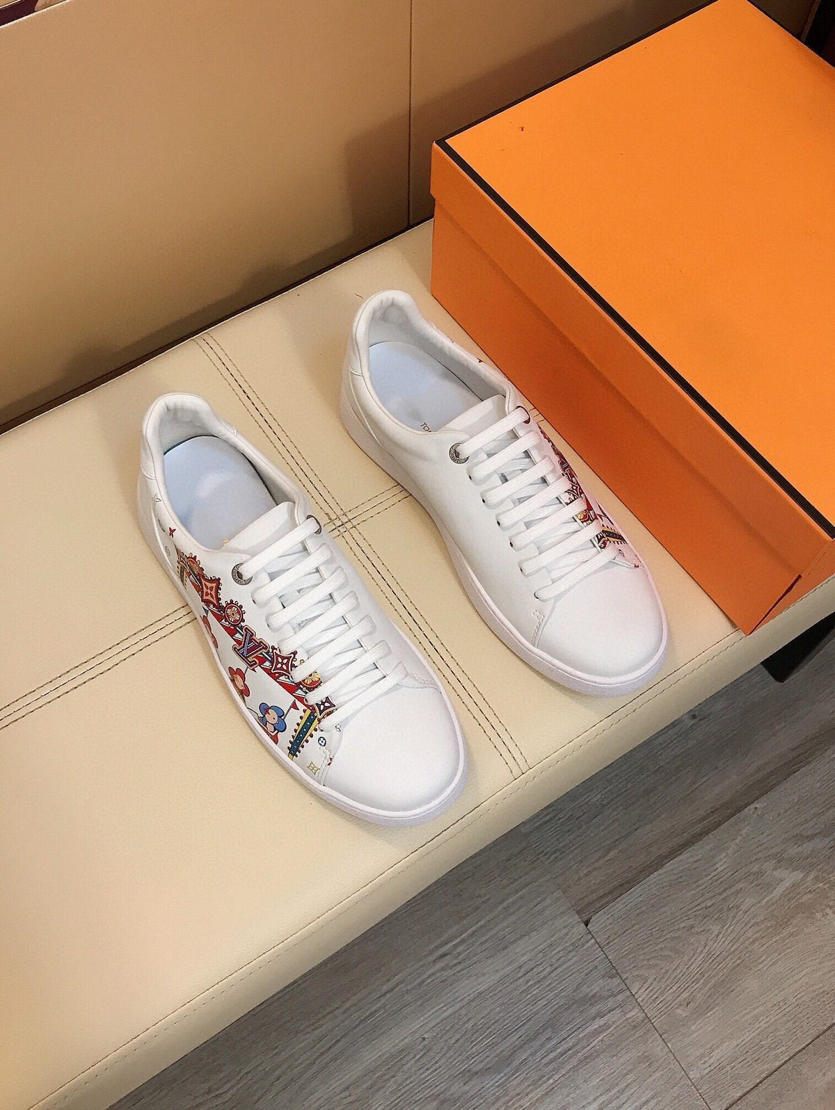 LV MEN'S ATHLETIC SHOES COMBINING LUXURIOUS QUALITY AND FASHION