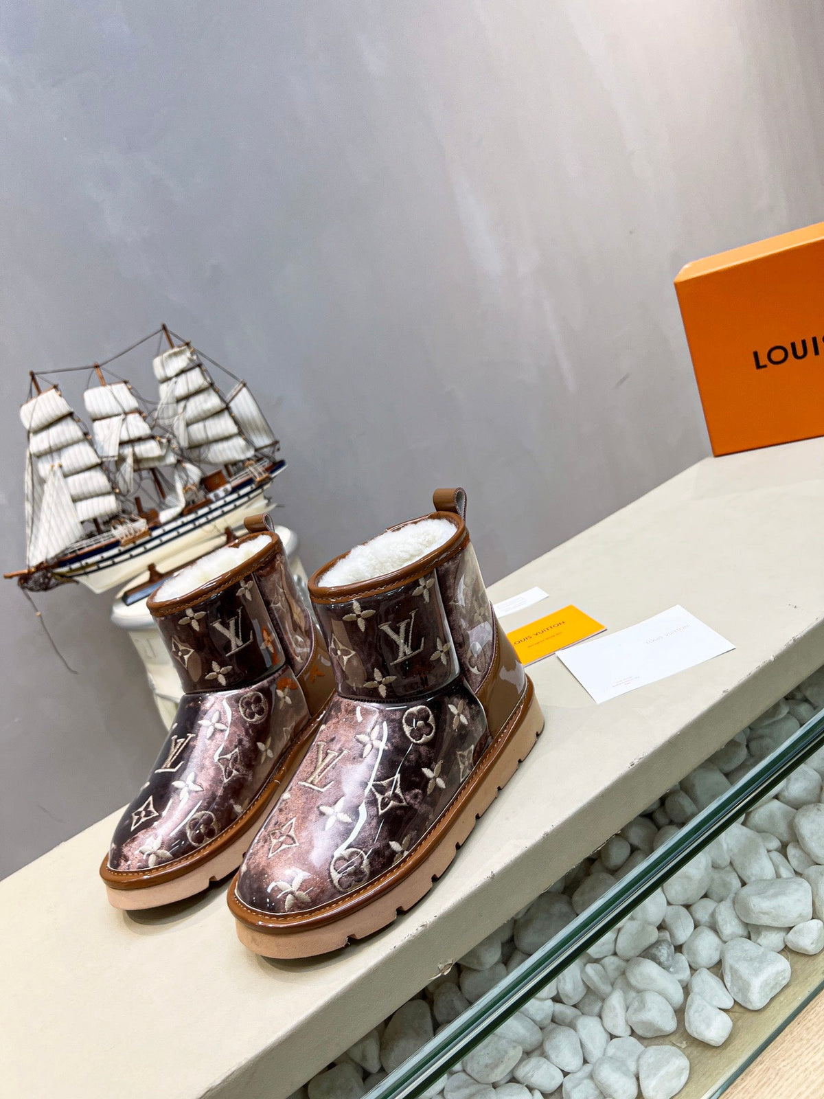 LV 25 Snow Boots Red Brown Scratch-Resistant PVC Wool 576228