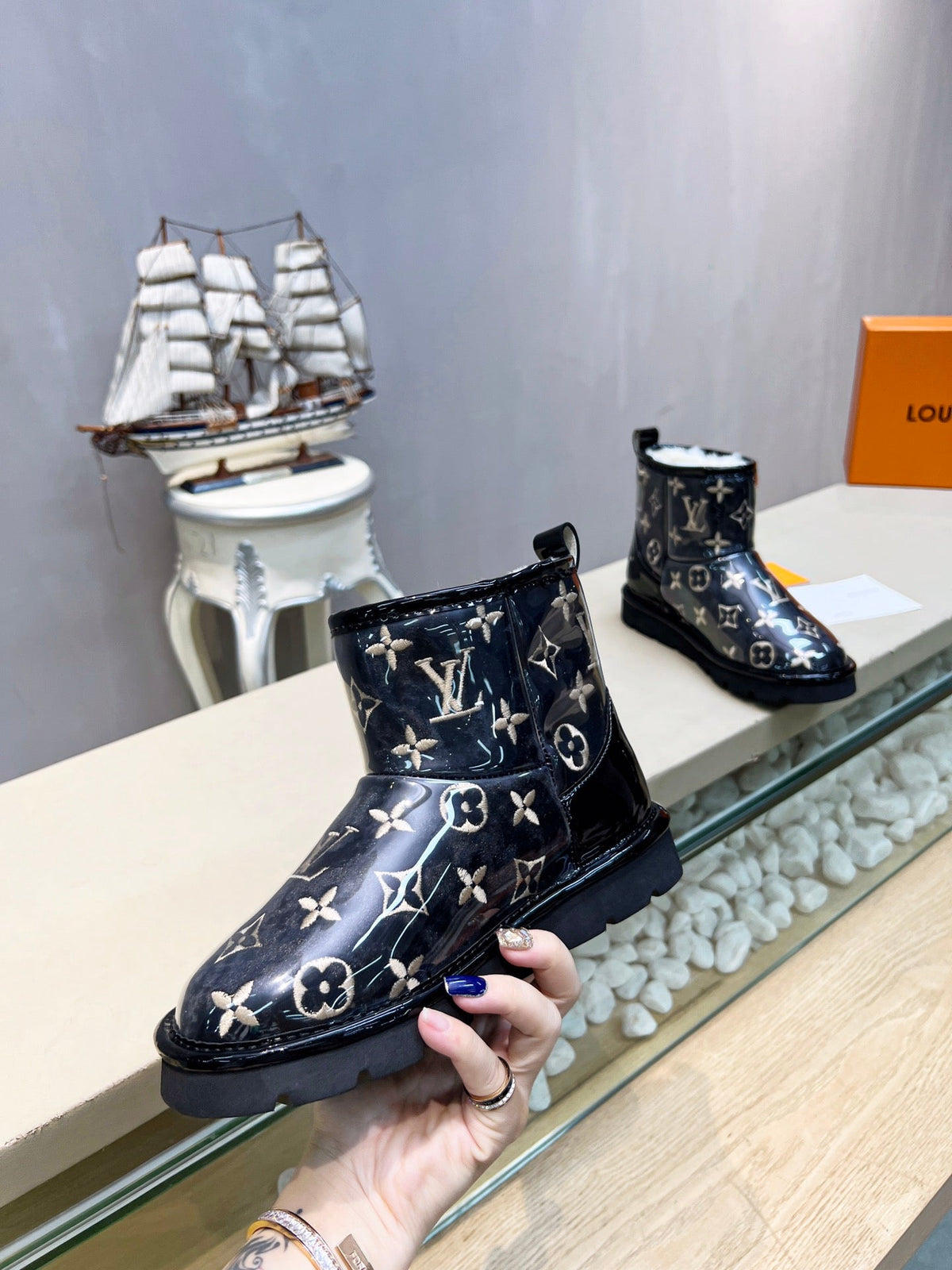 LV 25 Snow Boots Black Scratch-Resistant PVC Wool 576230
