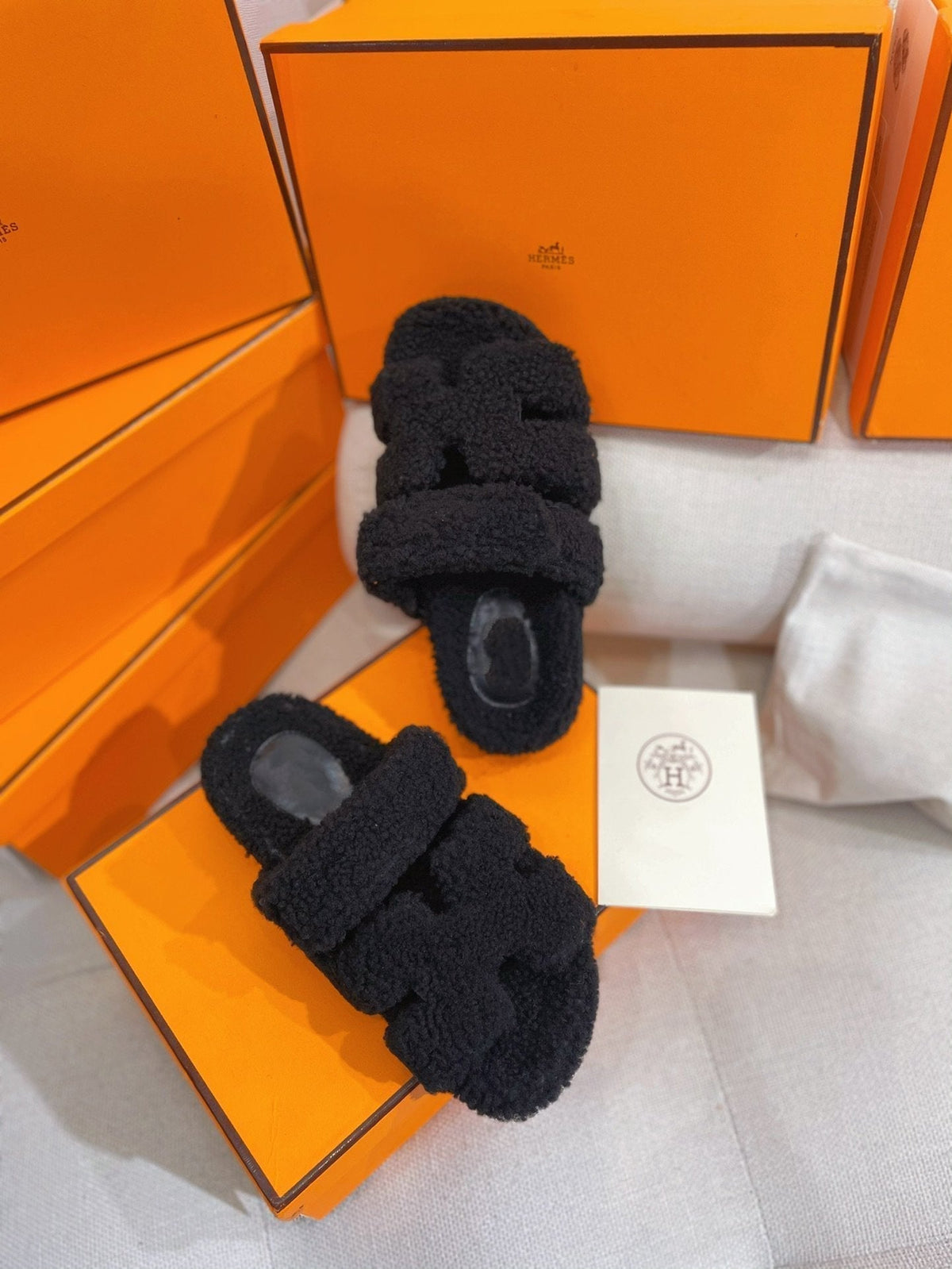 chypre sandal black lamb wool
