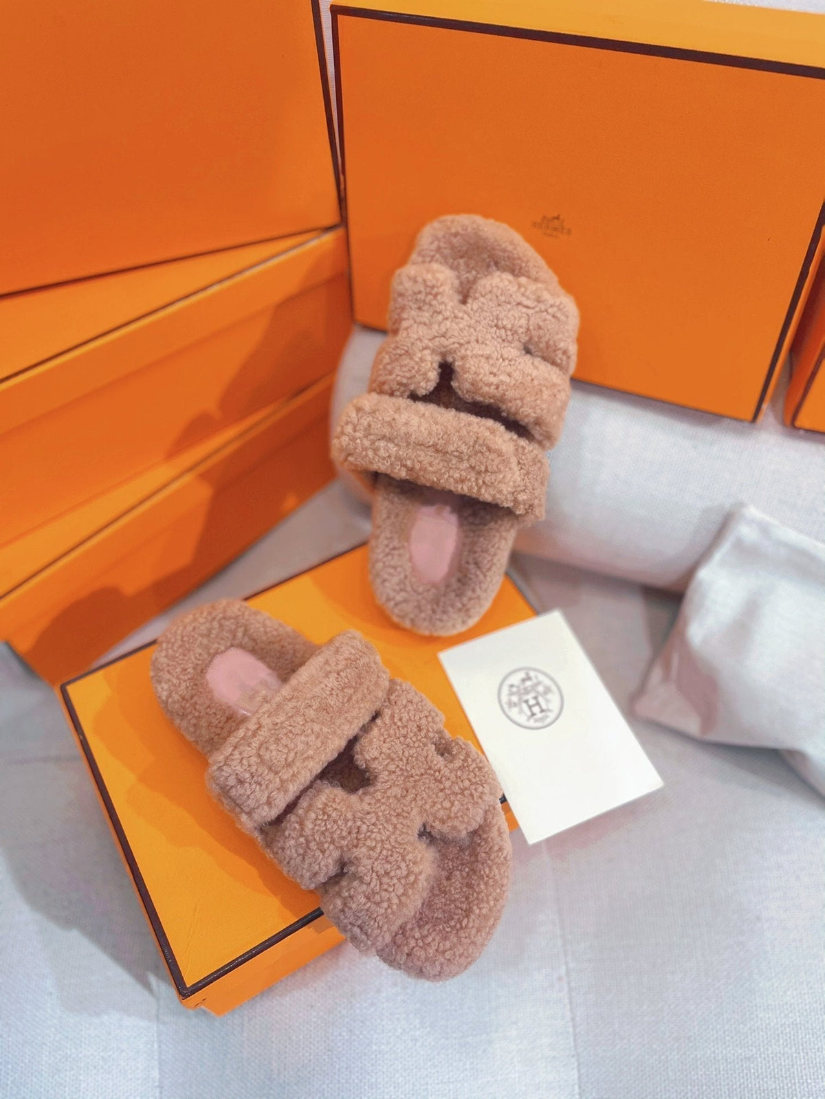 chypre sandal light pink lamb wool
