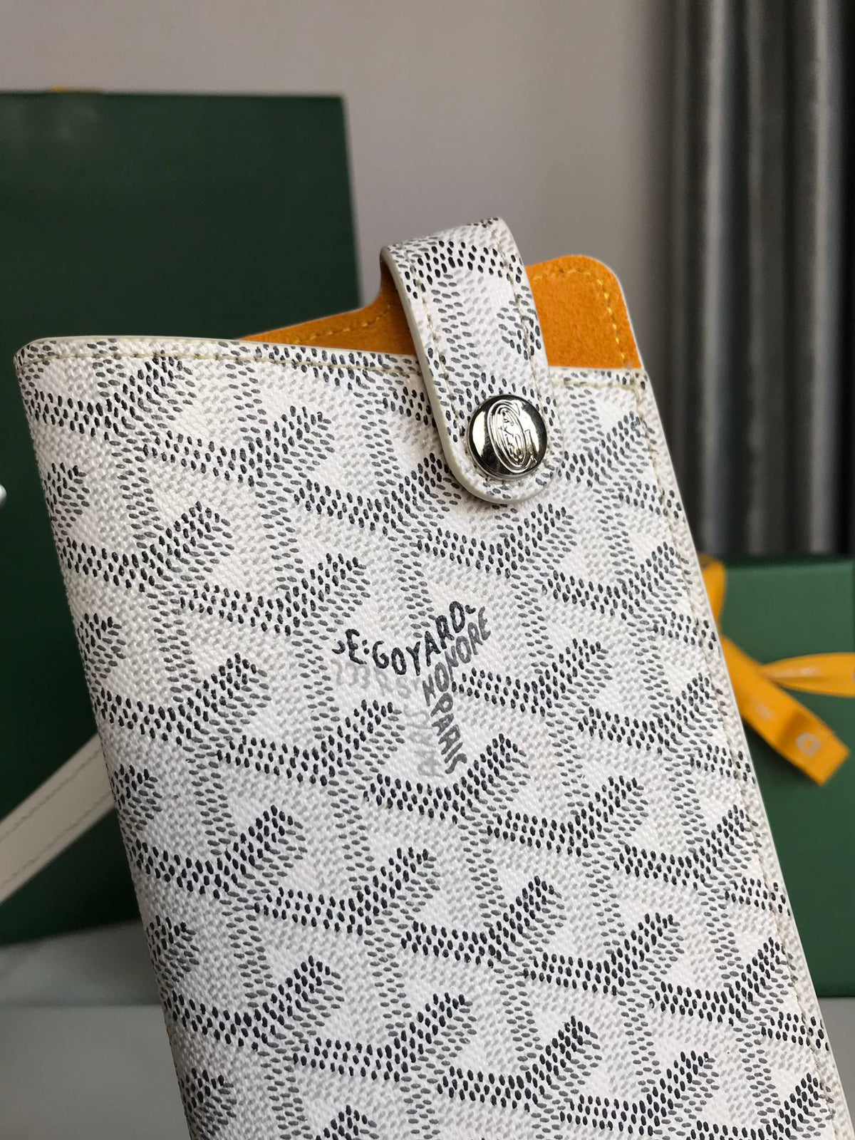 MONTMARTRE GM CASE 18 IN WHITE GOYARDINE CANVAS
