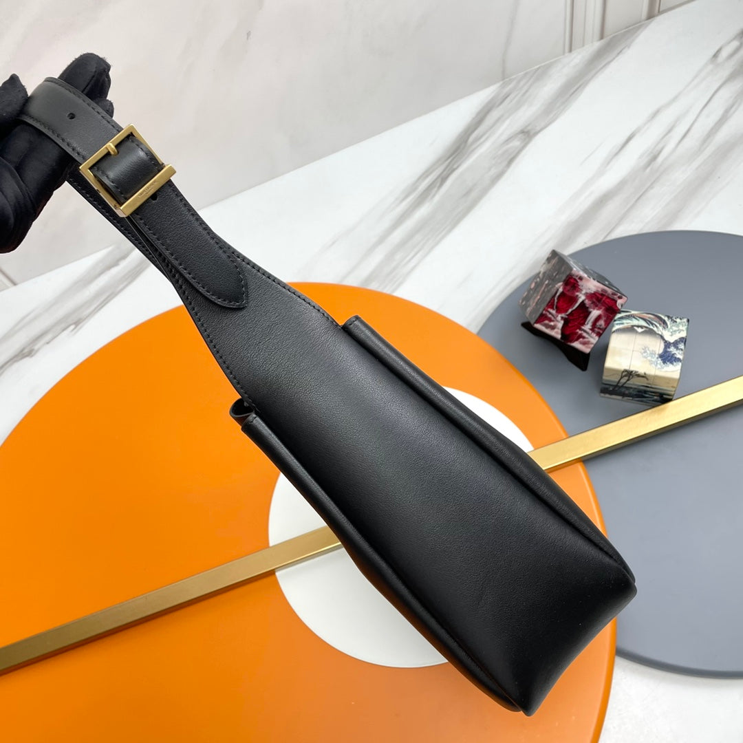 le 5a7 small 23cm black calfskin