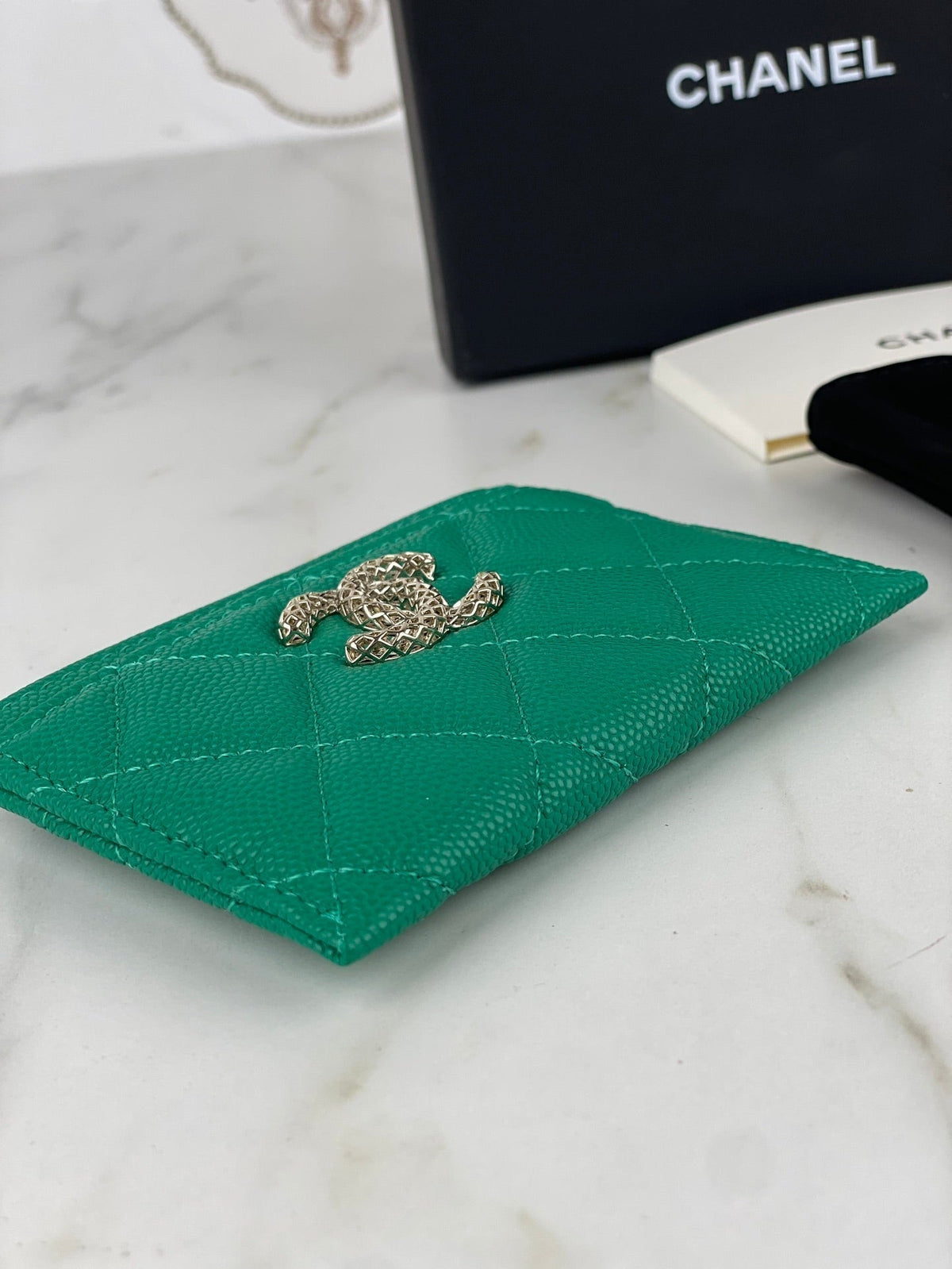 CC CARD HOLDER 19.5 EMERALD GRAINED CALFSKIN GOLD ICON