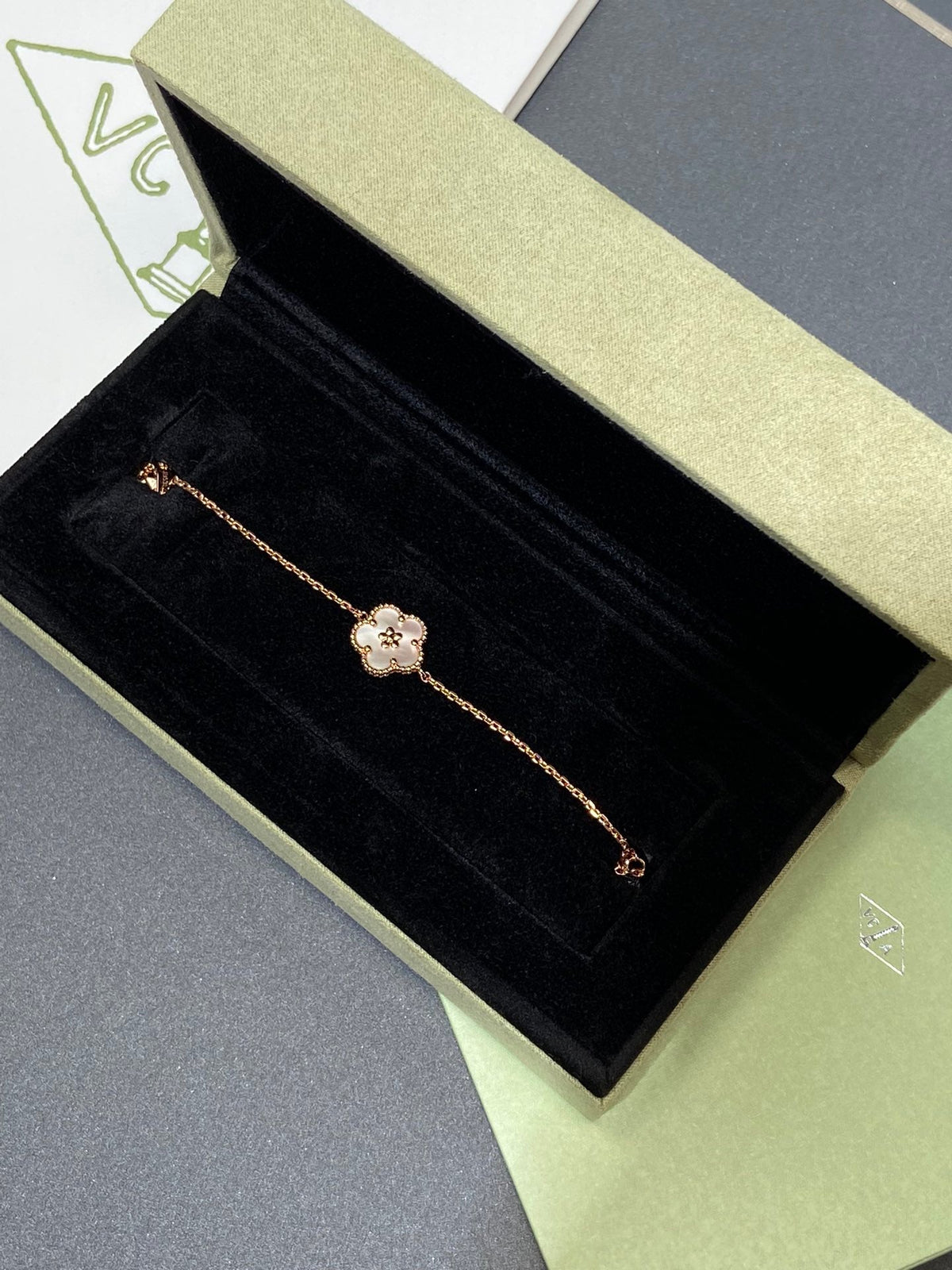 VCA Lucky Spring Flower White Mop 1 Diamond Pink Gold Bracelet