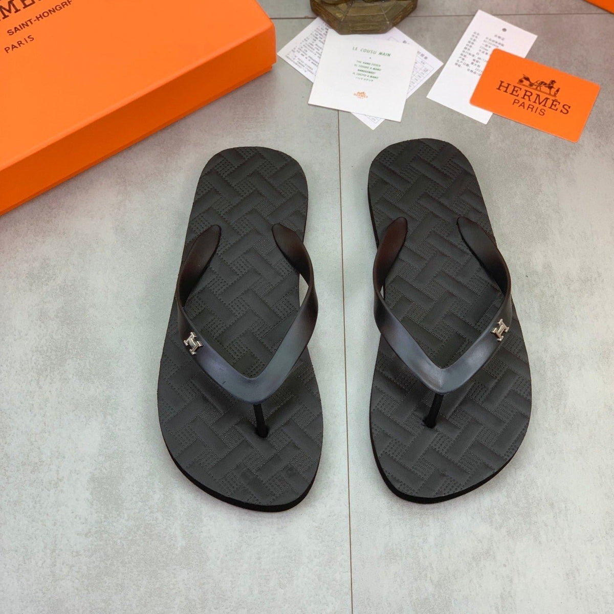 HM THONG SLIPPERS BLACK RUBBER