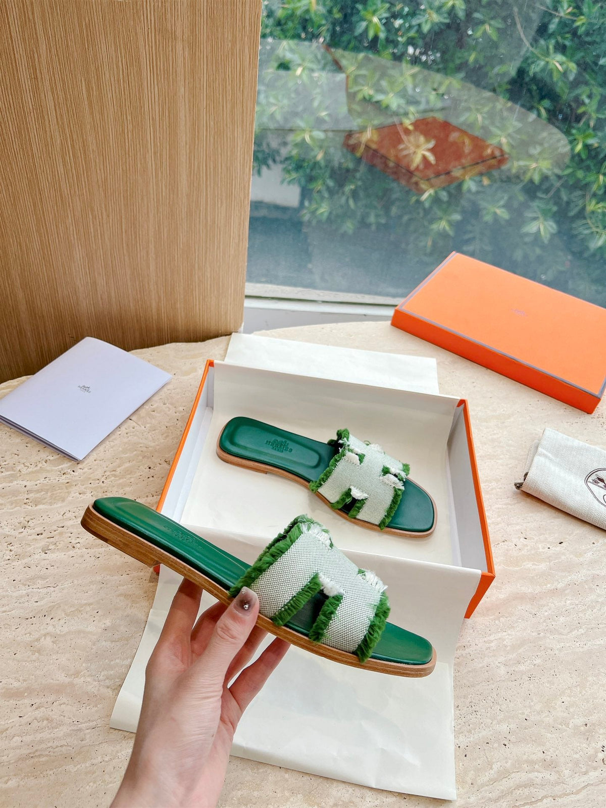 HM 25 Oran Sandal Green Calfskin White Denim