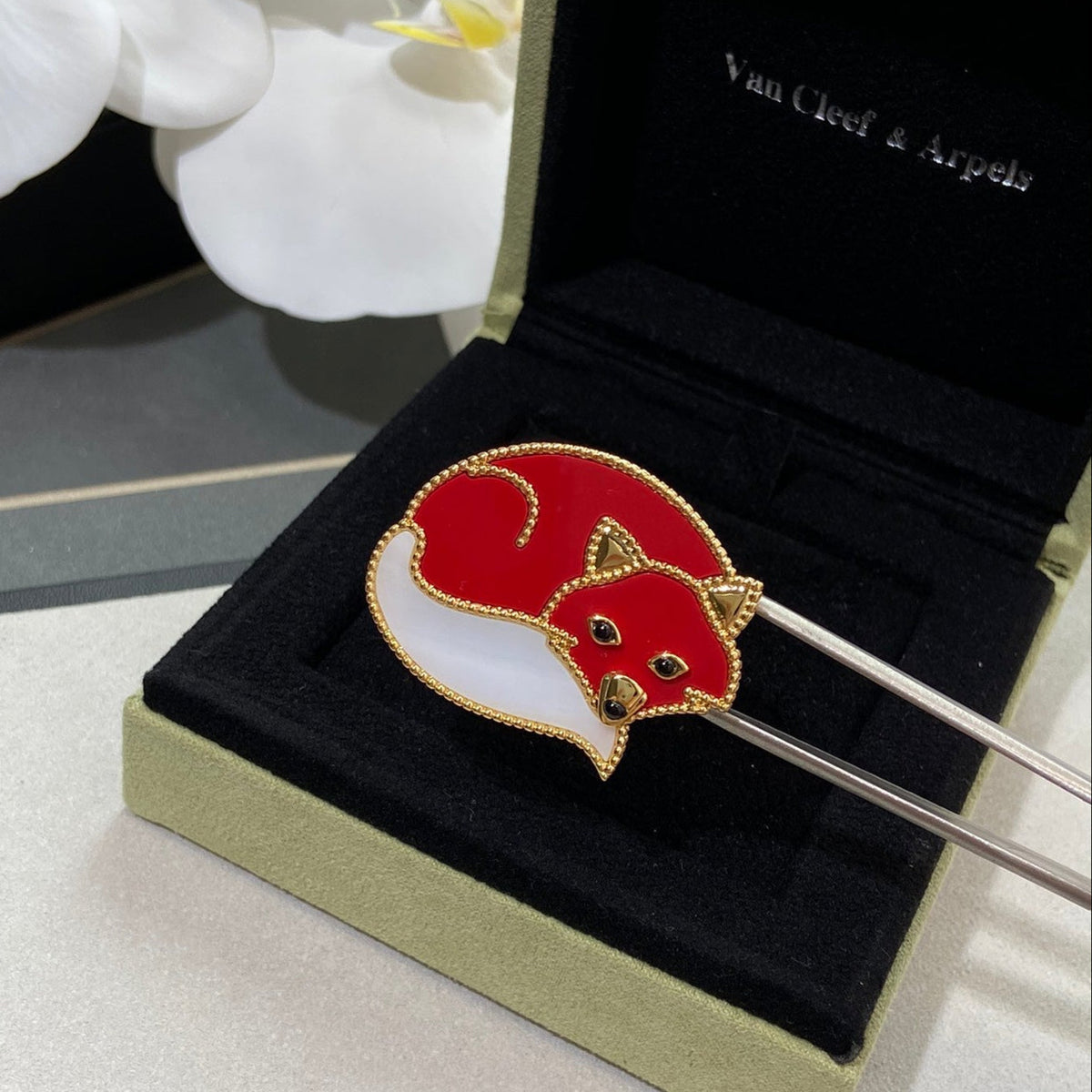 VCA Brooch 12