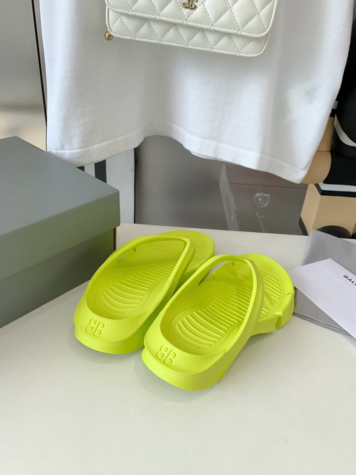 THONG SANDALS IN VOLT GREEN RUBBER