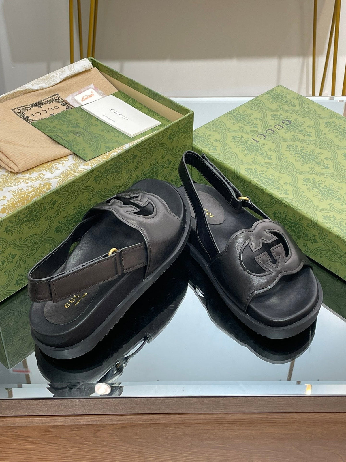 GG INTERLOCKING G CUT OUT SANDAL BLACK LAMBSKIN