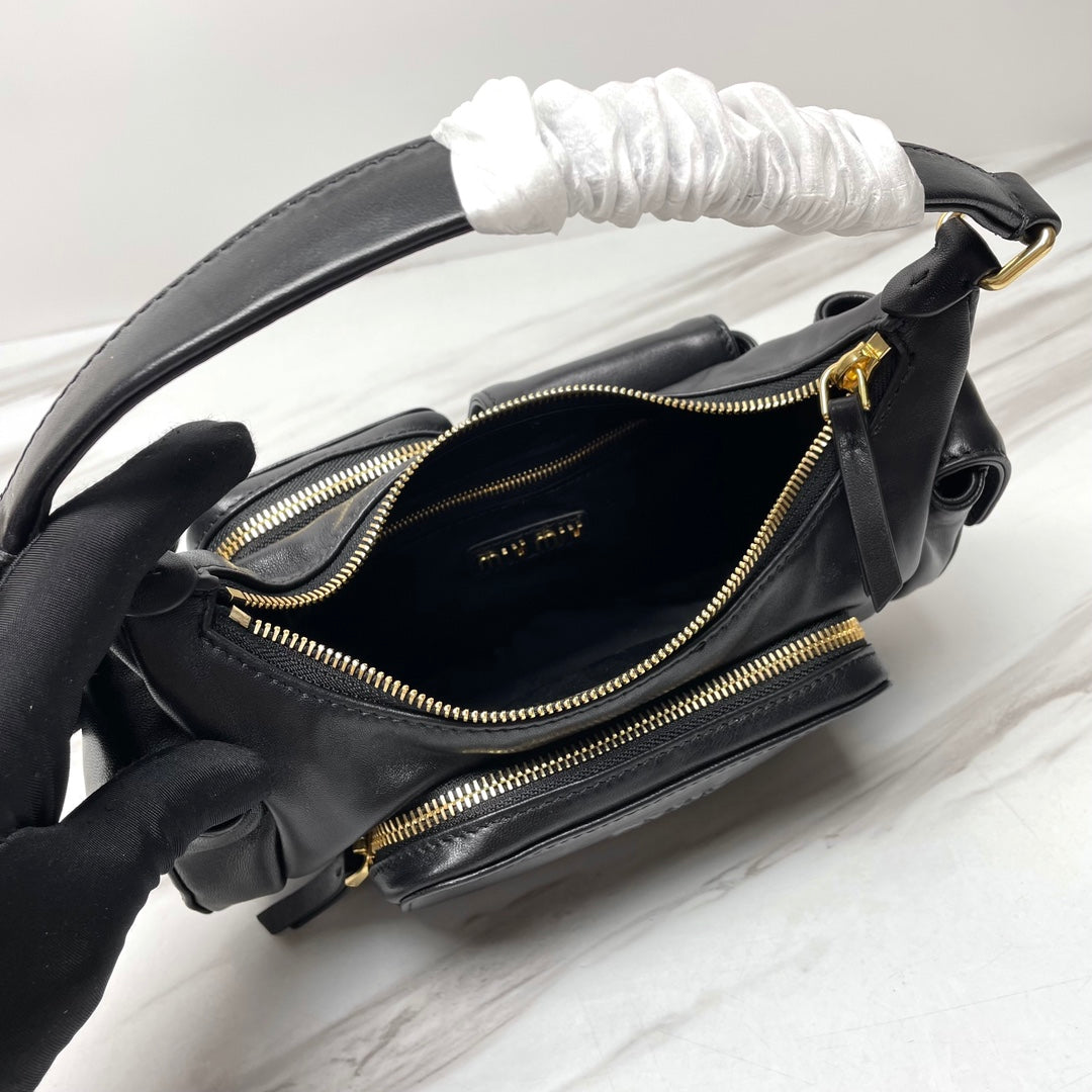 MIU POCKET 21CM SHOULDER BAG BLACK CALFSKIN