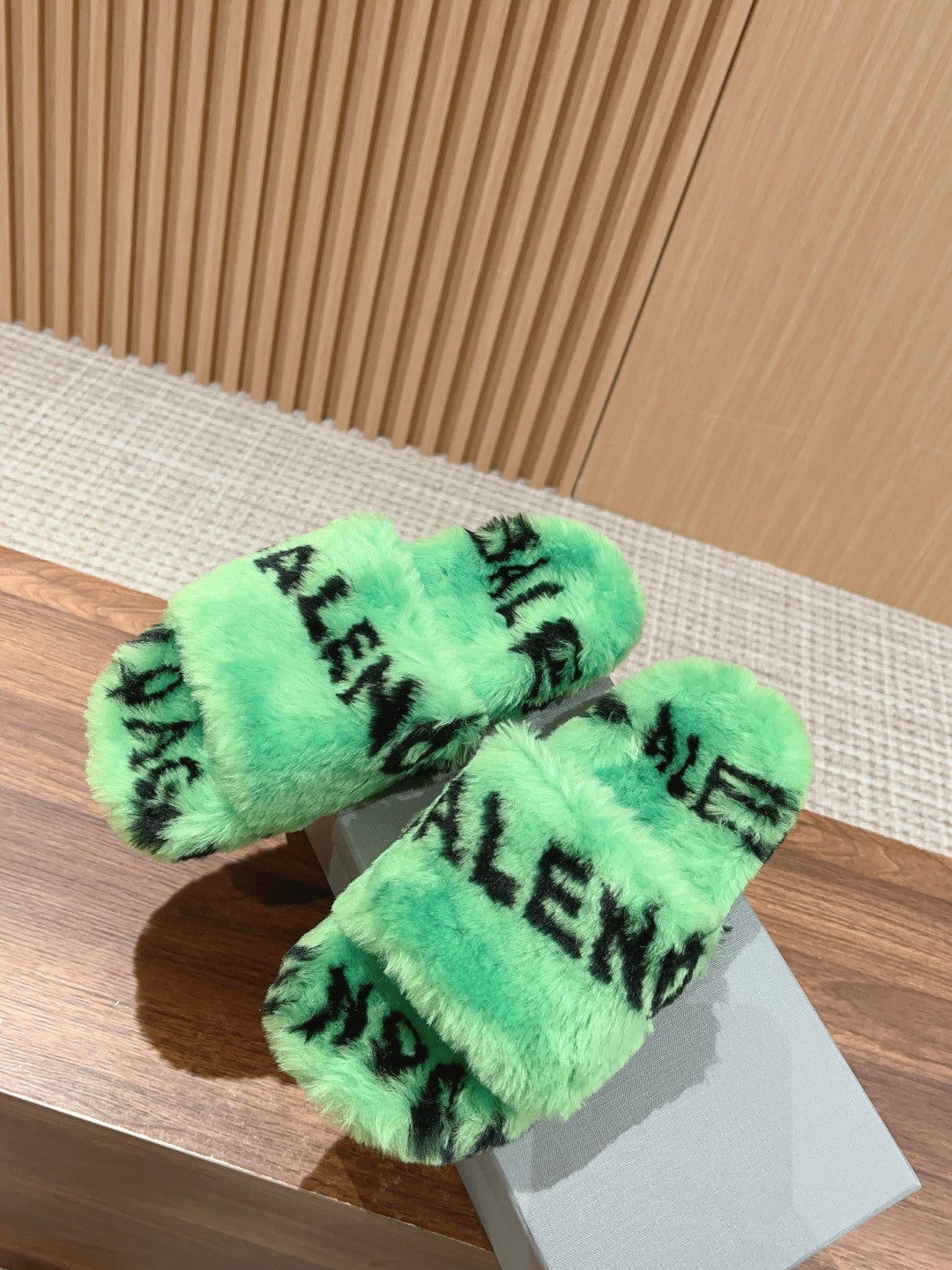 LAMB WOOL SLIPPER GREEN AND BLACK