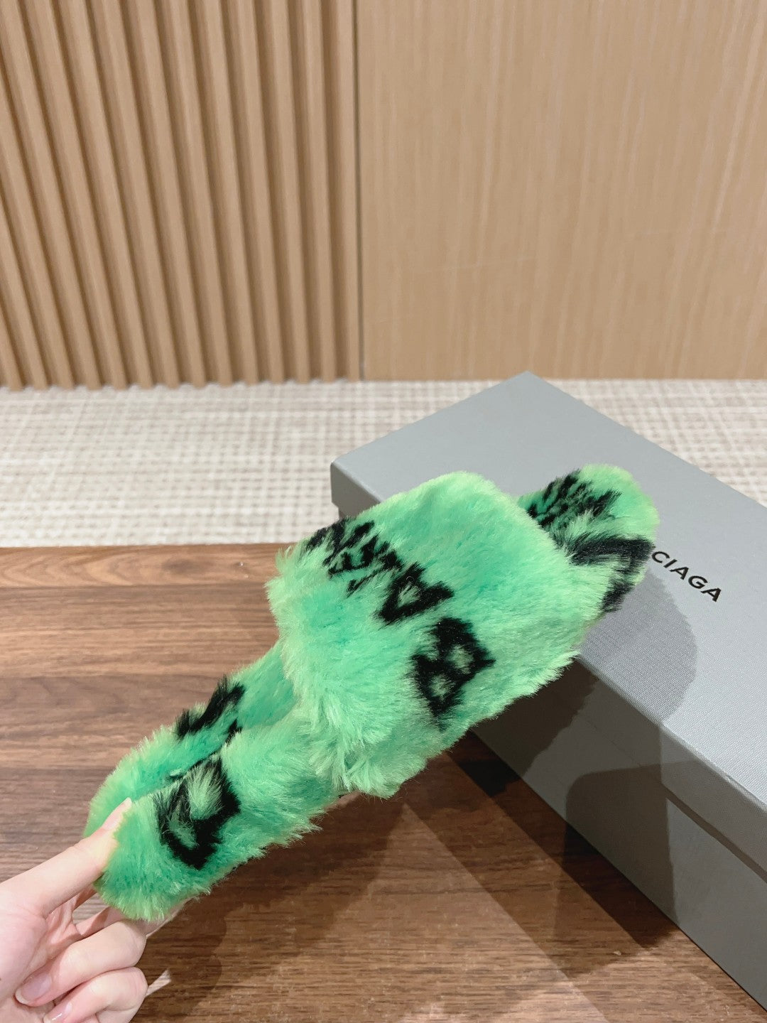 LAMB WOOL SLIPPER GREEN AND BLACK