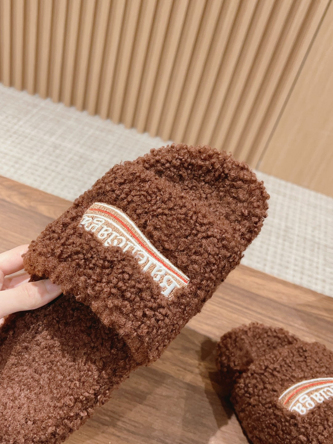 FURRY SLIDES IN BROWN CURLY SHEARLING