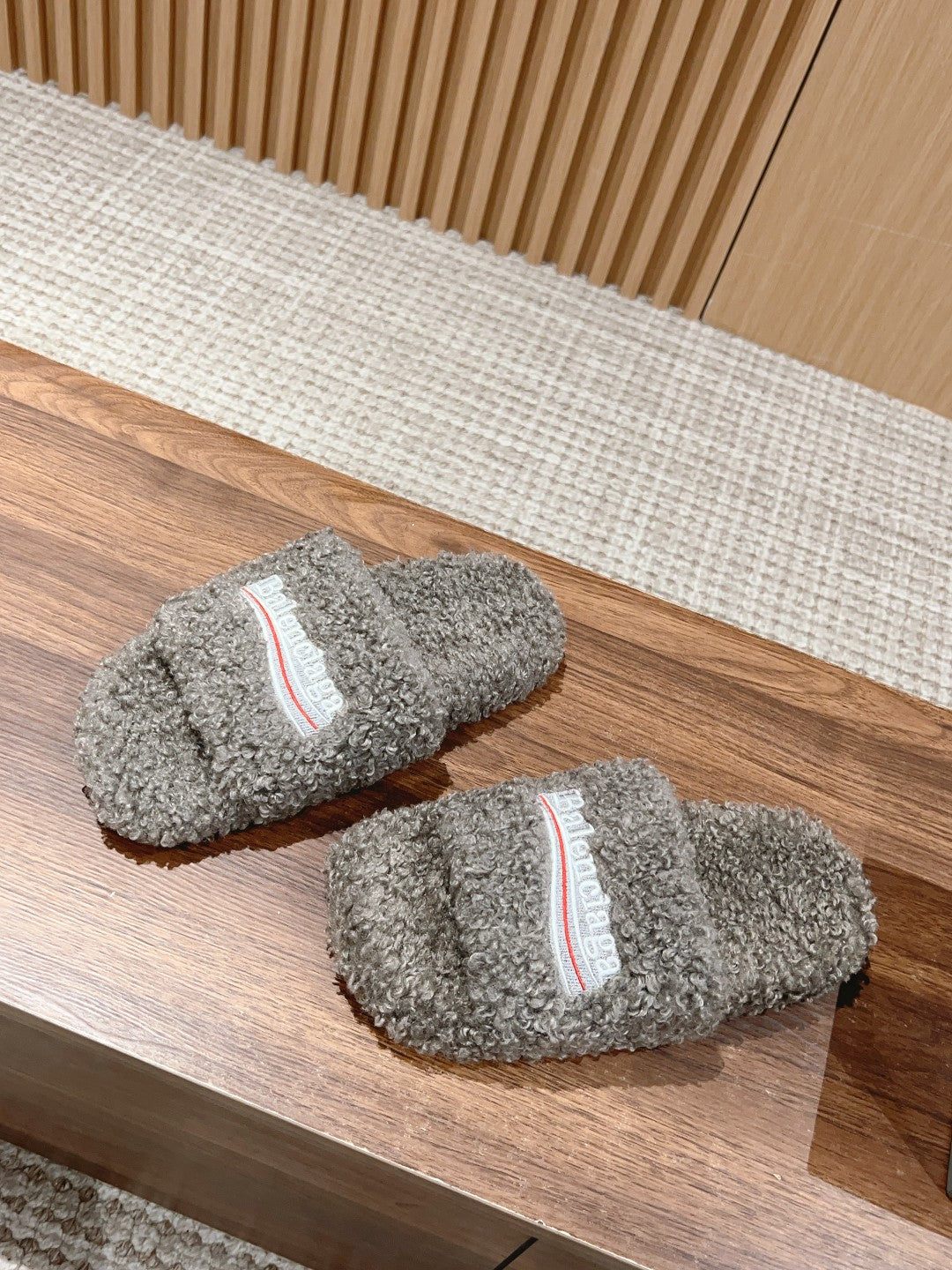 FURRY SLIDES IN GRAY CURLY SHEARLING