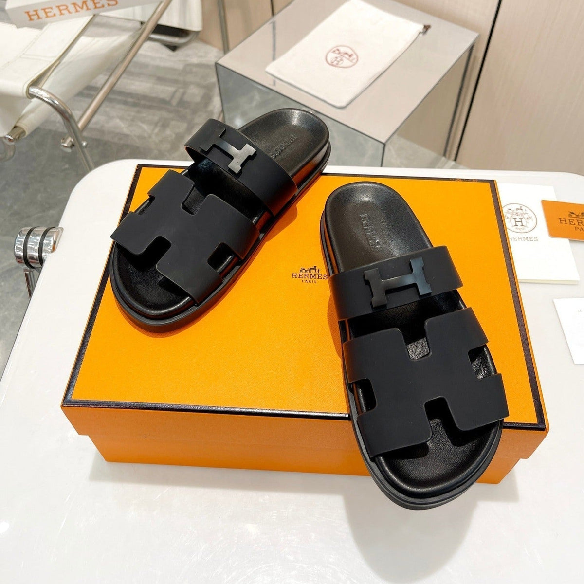 HM CHYPRE SANDAL BLACK WITH H-BUCKLECALFSKIN