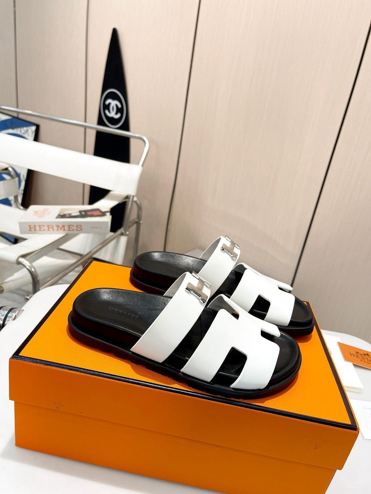HM CHYPRE SANDAL WHITE WITH H-BUCKLE CALFSKIN
