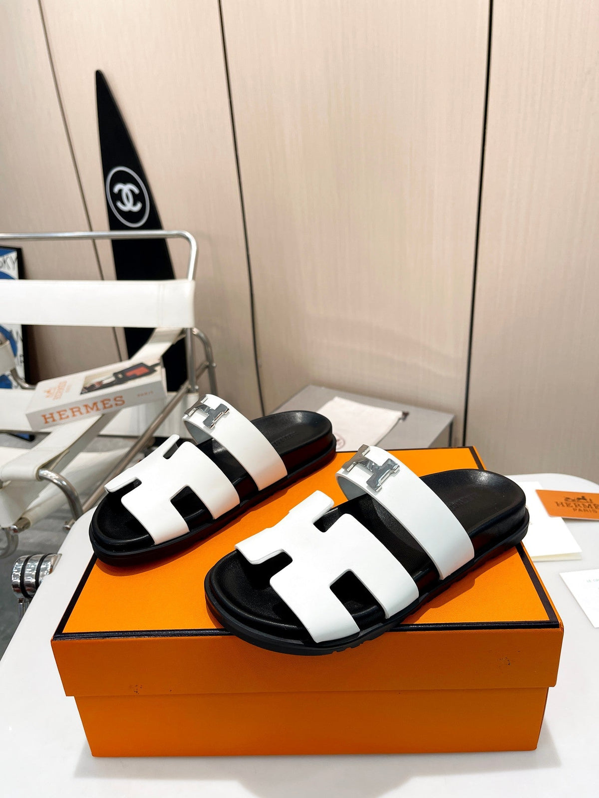 HM CHYPRE SANDAL WHITE WITH H-BUCKLE CALFSKIN