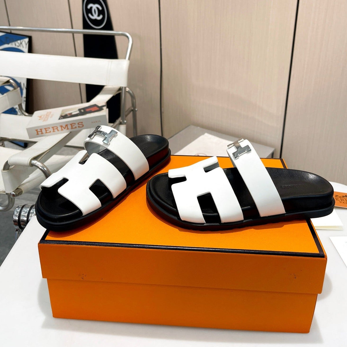 HM CHYPRE SANDAL WHITE WITH H-BUCKLE CALFSKIN