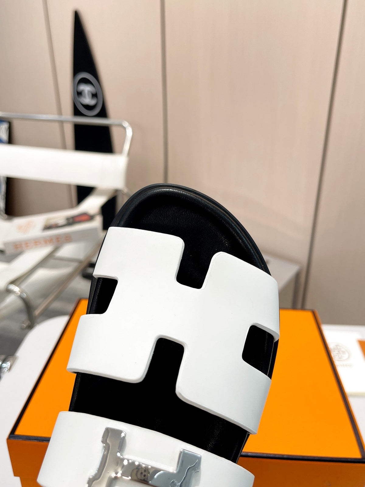HM CHYPRE SANDAL WHITE WITH H-BUCKLE CALFSKIN