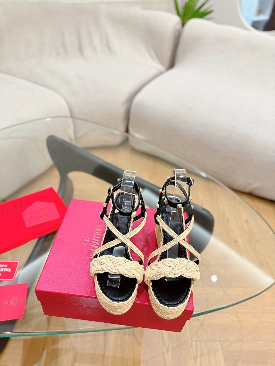 GARAVANI ROCKSTUD WEDGE SANDALS IN BLACK CALFSKIN AND BEIGE RAFFIA