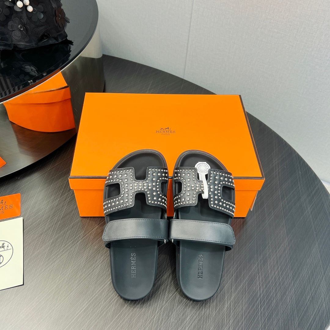 CHYPRE SANDAL BLACK CALFSKIN STYLIZED