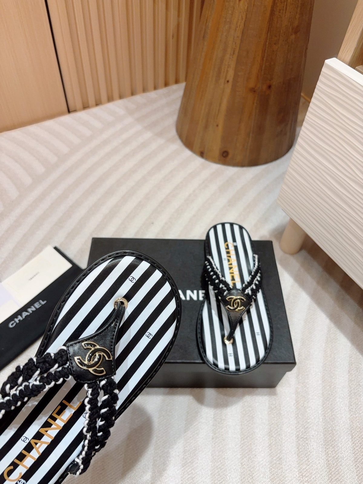 CC WOVEN FLIP FLOP WHITE MIX BLACK SHEEPSKIN