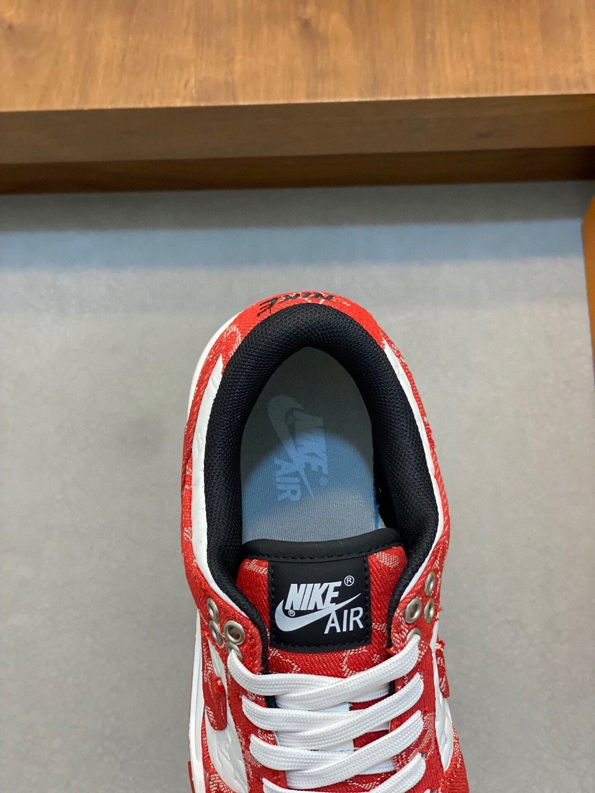 AIR TRAINER IN CRIMSON RED MIX WHITE CALFSKIN