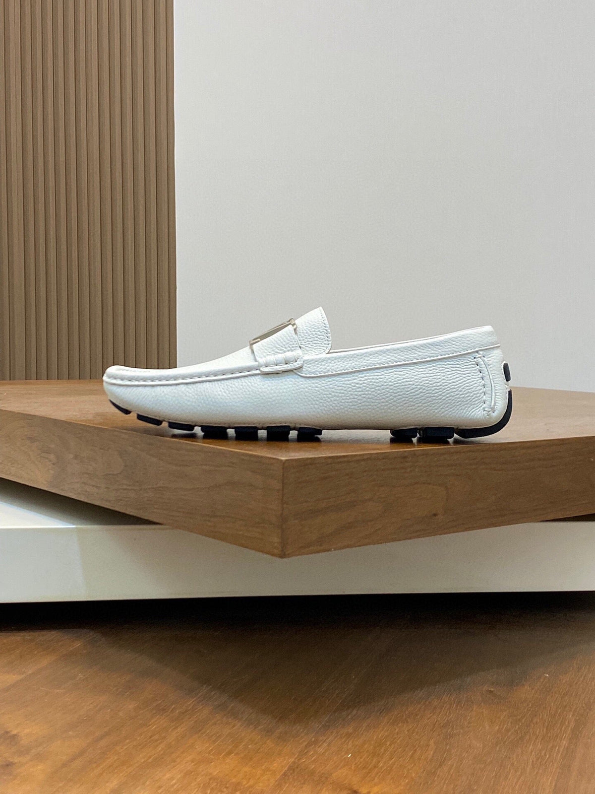 LV LOAFER IN WHITE WRINKLE CALFSKIN WITH SILVER LOGO