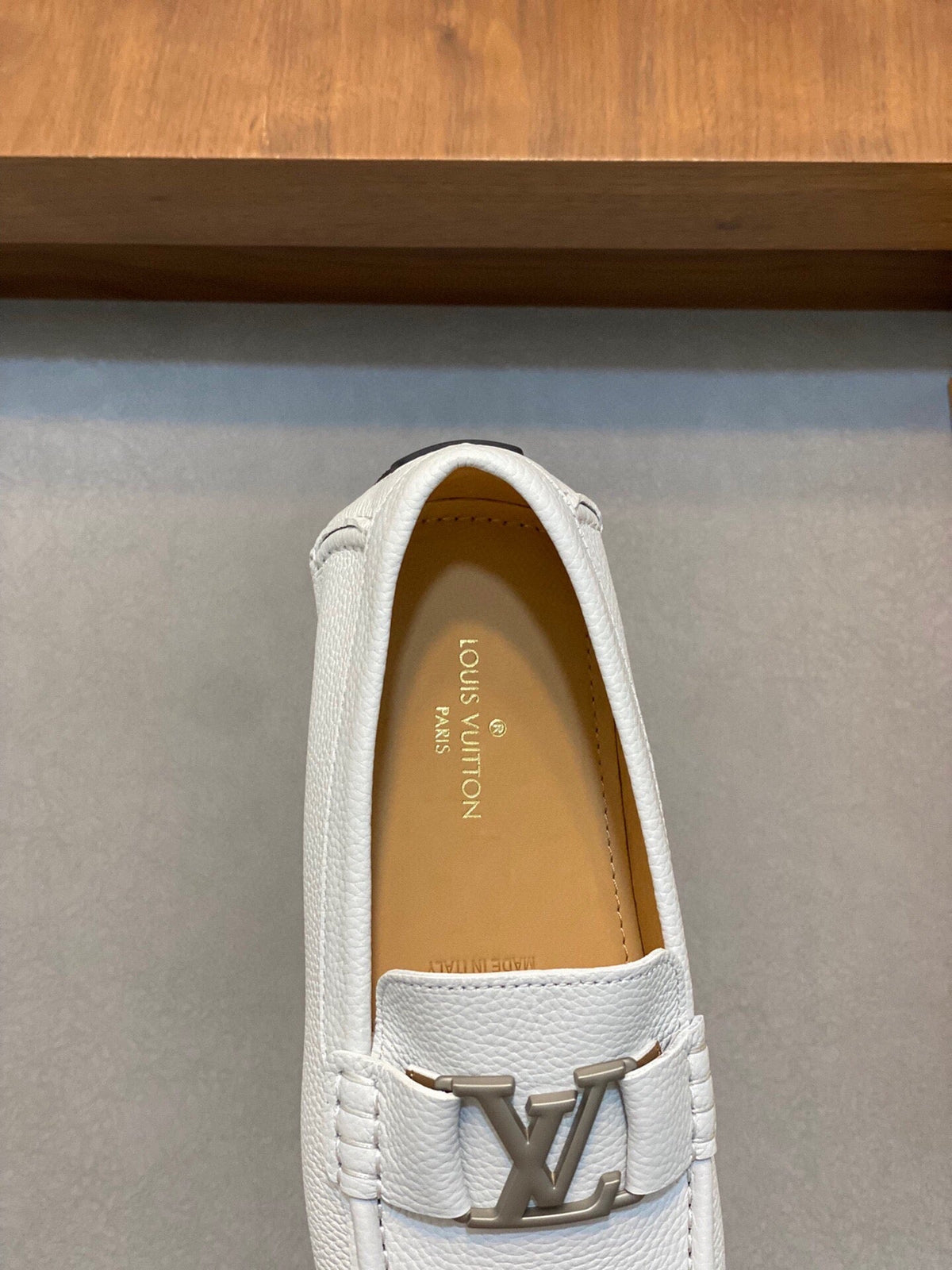 LV LOAFER IN WHITE WRINKLE CALFSKIN WITH SILVER LOGO