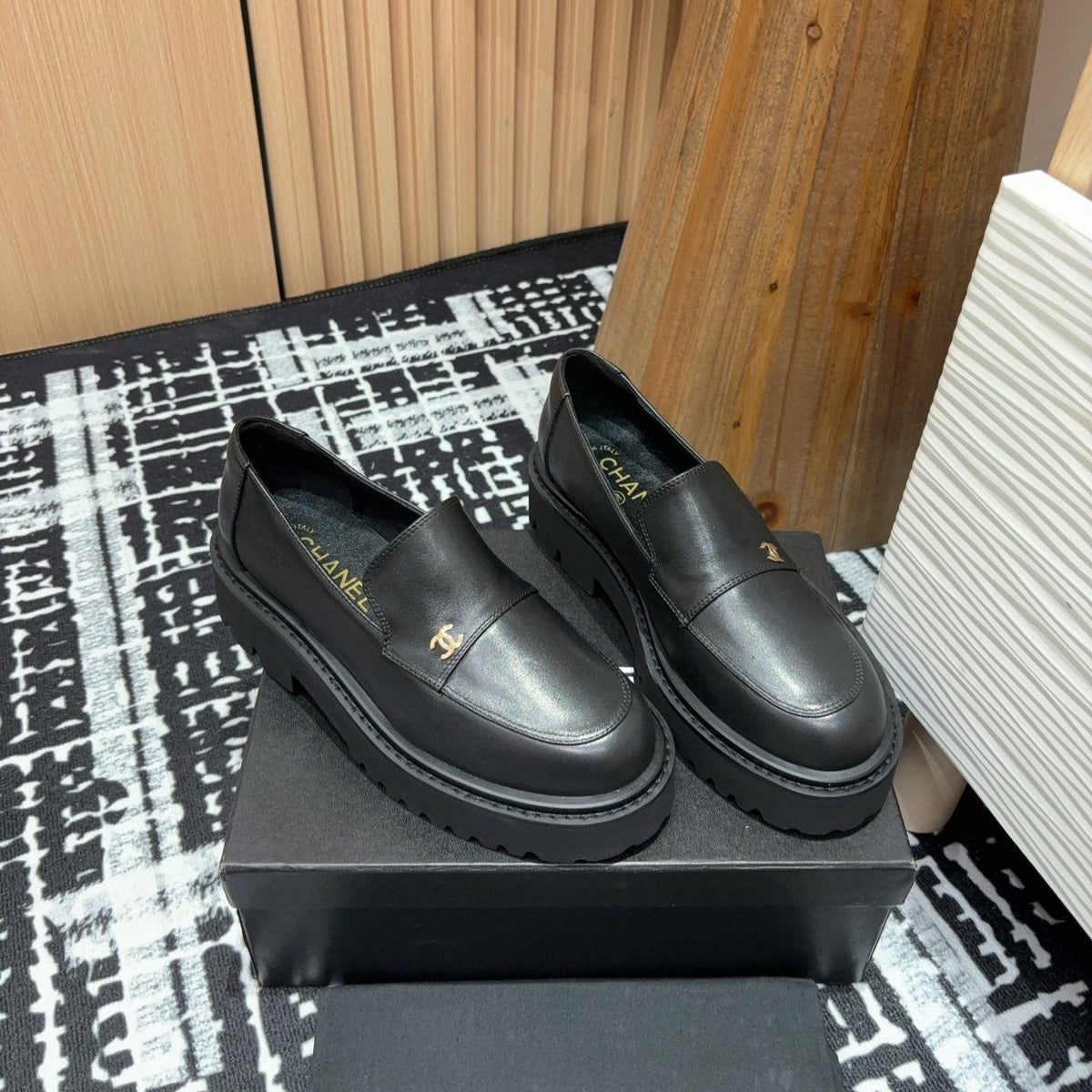 CC MOCCASINS IN BLACK CALFSKIN