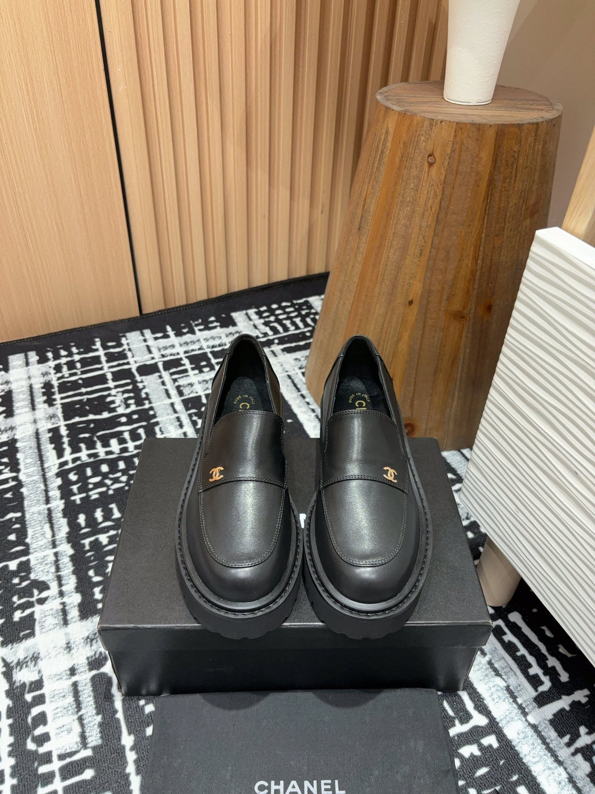 CC MOCCASINS IN BLACK CALFSKIN