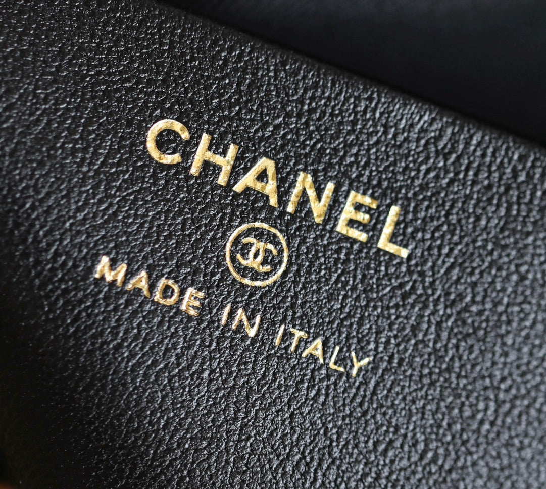 24B Cluth With Chain Black Lambskin Gold Hardware