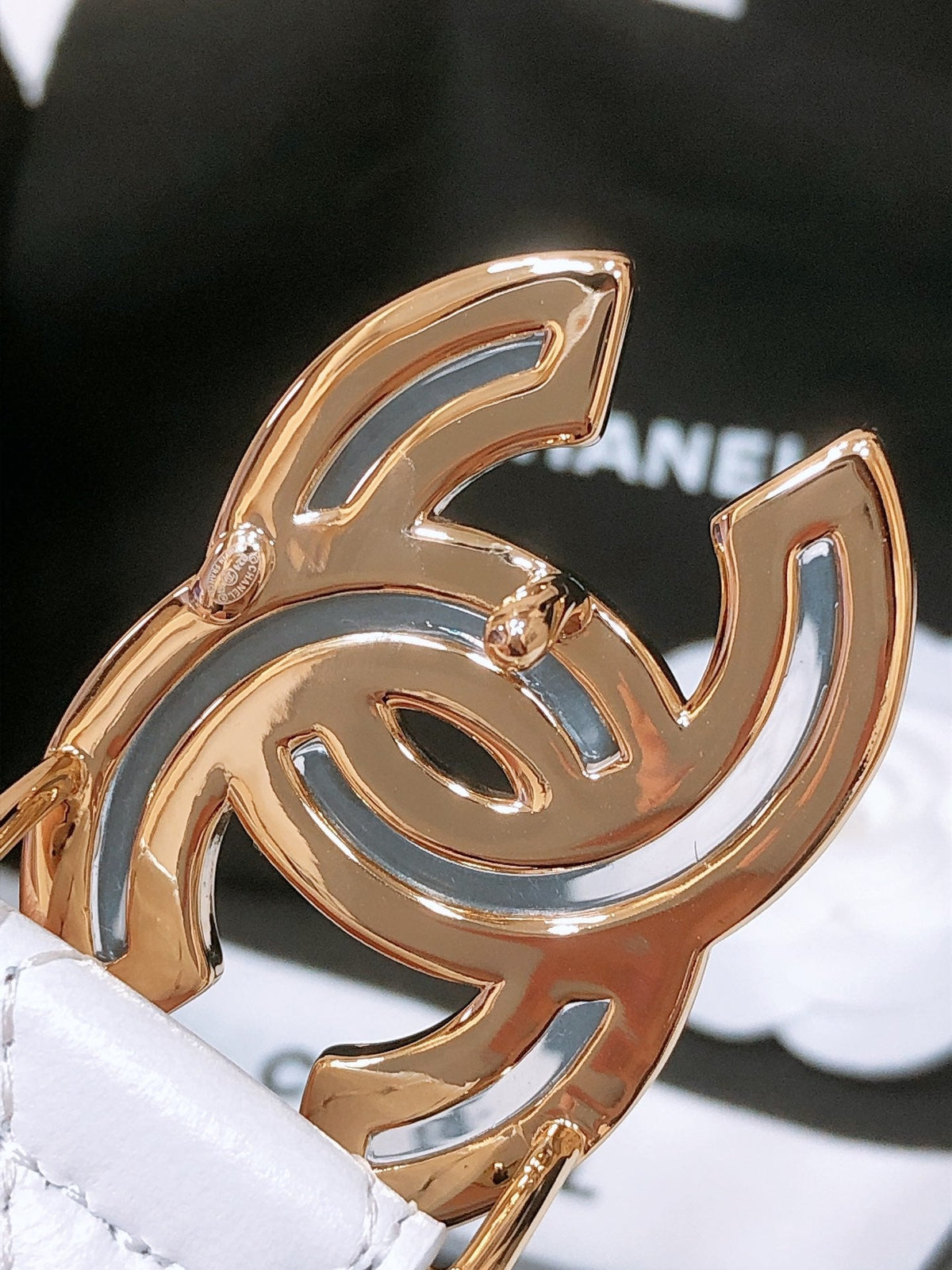 CHANEL BELT 3CM WHITE EMBROIDERED LAMBSKIN WITH GOLD HARDWARE
