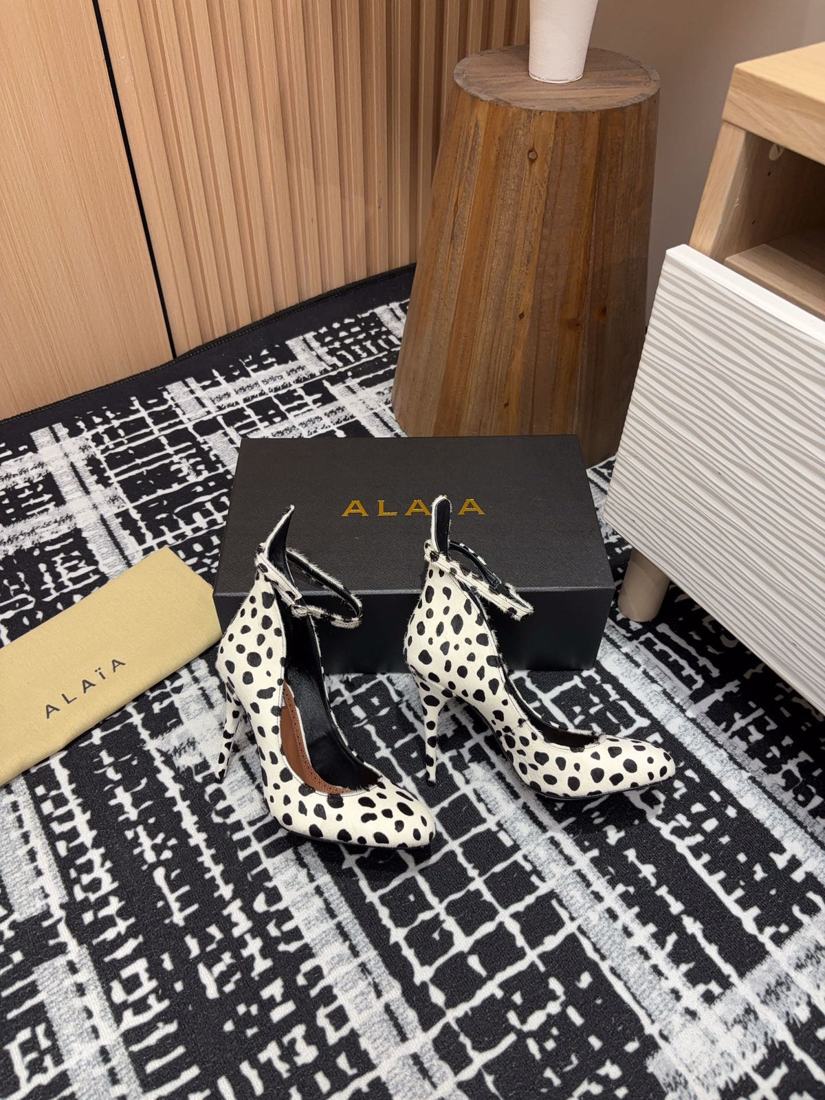 Alaia Decollete Pumps 105mm In White Black Cowhide 121913